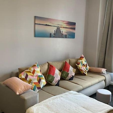 Spacious One Bedroom Flat, Entire Property. กรีน็อค ภายนอก รูปภาพ