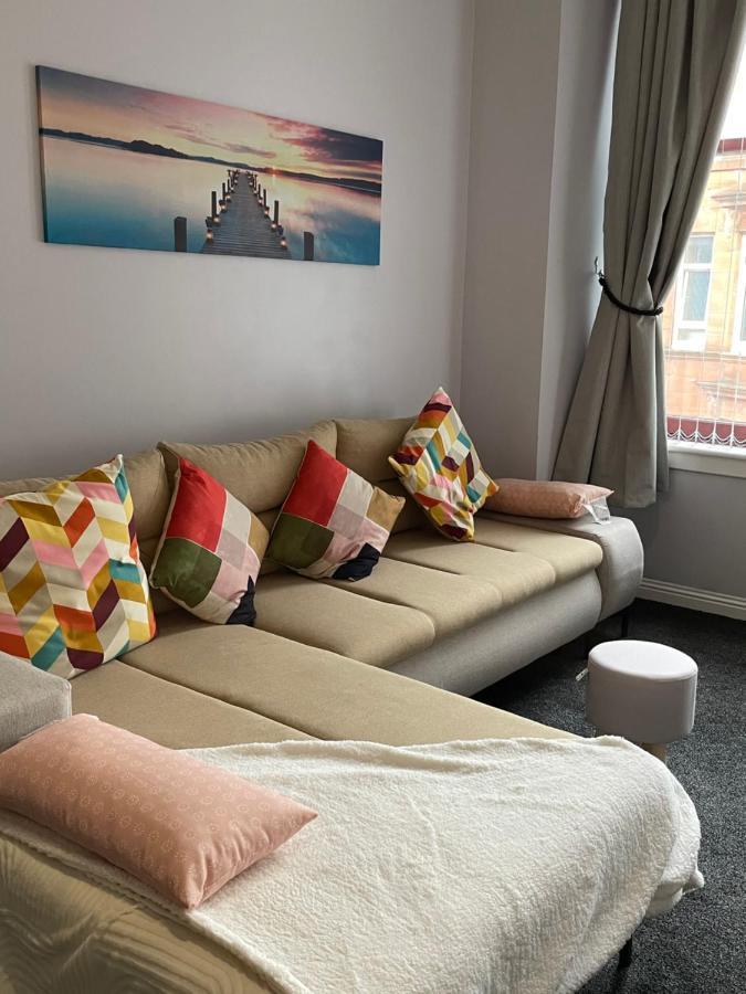 Spacious One Bedroom Flat, Entire Property. กรีน็อค ภายนอก รูปภาพ